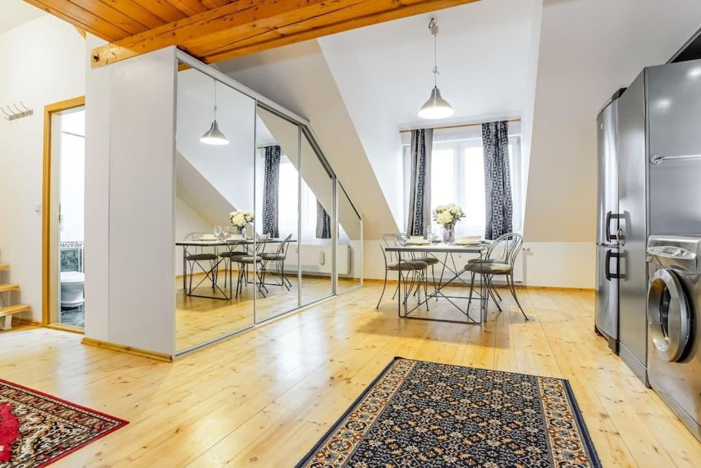 Utulny A Prostorny Podkrovni Byt S Krbovymi Kamny Ceske Budejovice Exterior photo