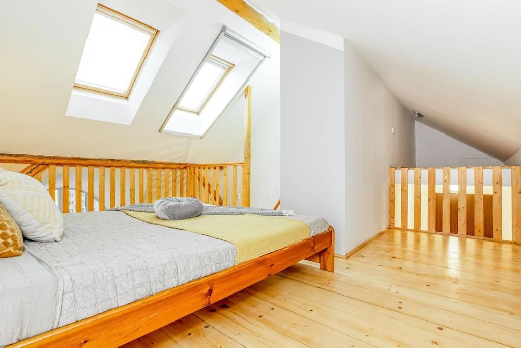 Utulny A Prostorny Podkrovni Byt S Krbovymi Kamny Ceske Budejovice Exterior photo